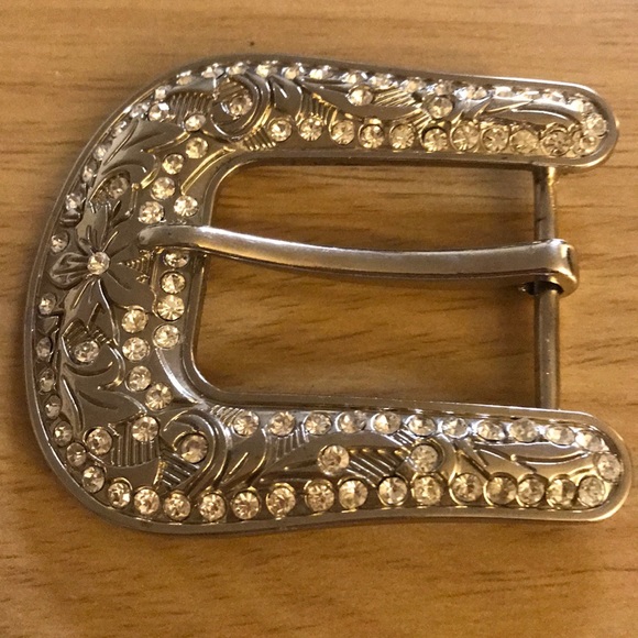 Silvertone flowered belt buckle - Picture 5 of 5